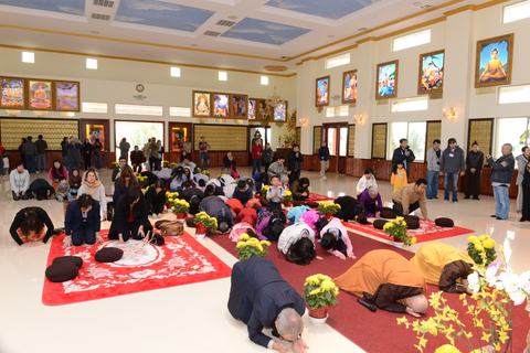 Cả chánh điện lạy sát đất trên thảm đỏ, chư Tăng áo vàng phía trước, các em bắt chước cha mẹ