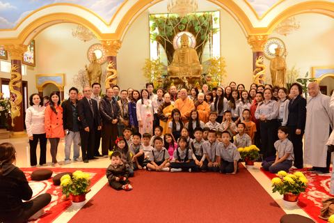 Toàn phái đoàn GĐPT Huyền Quang chụp hình chung với chư Tôn Đức trước tôn tượng Đức Phật trong chánh điện Thiền Viện Chân Nguyên