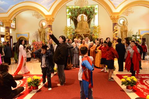 Các em lần lượt bước lên nhận lì xì từ tay chư Tăng, một em chắp tay cúi đầu