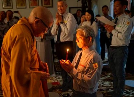 Hòa Thượng chứng minh Lễ Thọ Cấp Dũng, huynh trưởng cầm nến trước bàn thờ Phật
