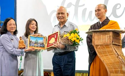 Trao quà tri ân và bó hoa cho Trại Trưởng Trại Huyền Trang 5 trước phông tiệc Gratitude