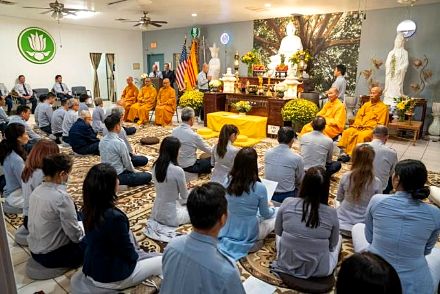 Quý Thầy và huynh trưởng ngồi trong chánh điện Trung Tâm Thích Quảng Đức