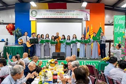 Ban hợp ca áo dài trên sân khấu trong chương trình văn nghệ Gala Dinner