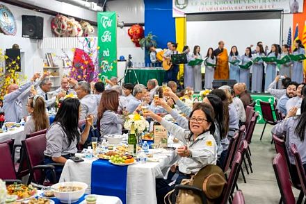 Bàn tiệc phía trước sân khấu trong lúc chương trình văn nghệ