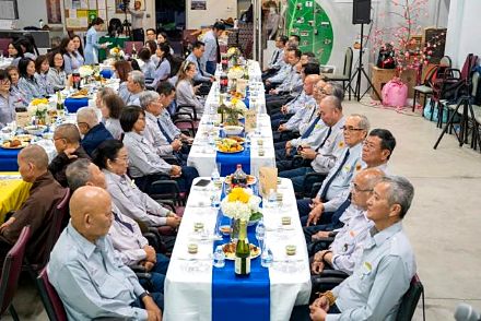 Hai dãy bàn dài chật kín huynh trưởng trong buổi Gala Dinner