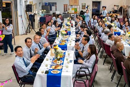 Huynh trưởng vỗ tay tán thưởng trong buổi tiệc tri ân