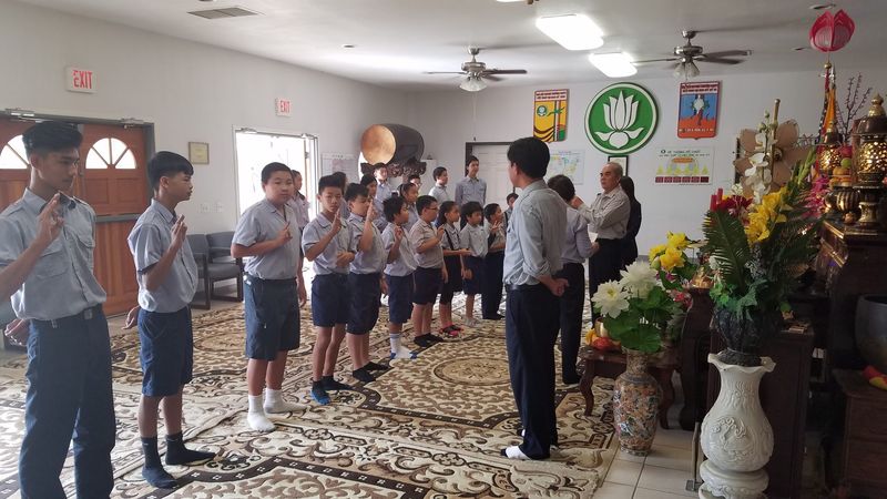 Các em xếp thành hàng ngang chuẩn bị vào lễ