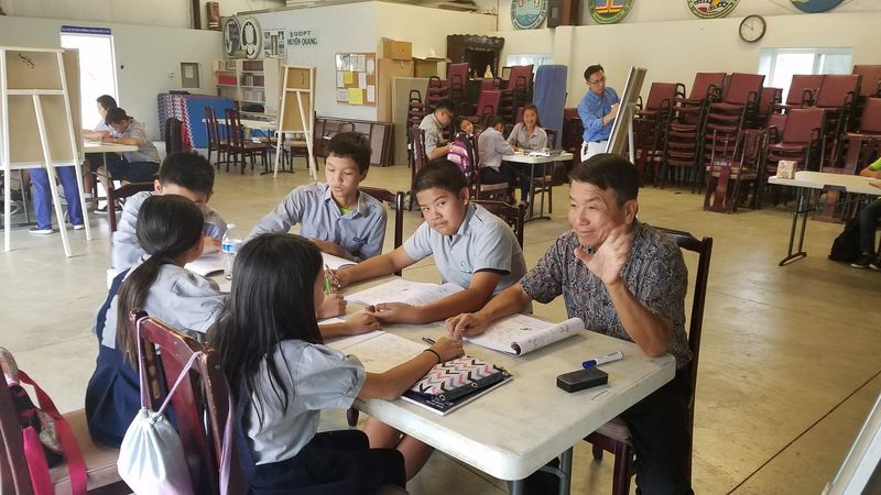 Các em ngồi vào bàn học sau buổi lễ