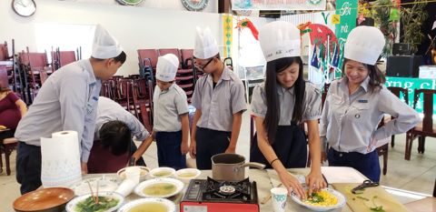 Đội Chef Đà Lạt: anh chị lớn cắt rau, em nhỏ bưng chén, nồi canh đang sôi trên lò