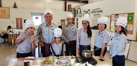 Đội Chef Hà Nội với hai bác Huynh Trưởng lớn tuổi và hai em nhỏ, dĩa món đã dọn