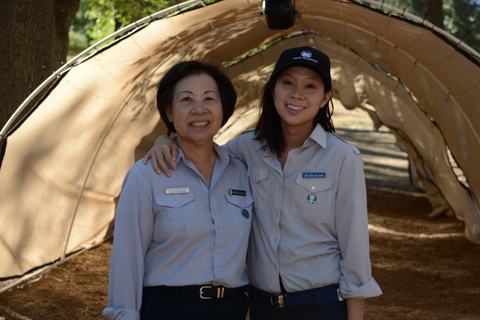 HTr. Tâm Nguyên Quang – Nguyễn Lương Giang bên trái và HTr. Tâm Bình An – Ngô Khánh Kim Sandra bên phải, áo lam, trước đường hầm bạt