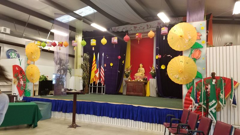 Hội trường Trung Tâm Thích Quảng Đức trang trí lồng đèn và bong bóng