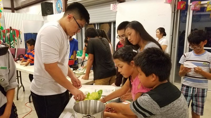Huynh Trưởng và các em cùng chuẩn bị món ăn dự thi