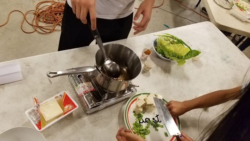 Bàn thi nấu ăn với rau và dĩa món đã hoàn tất