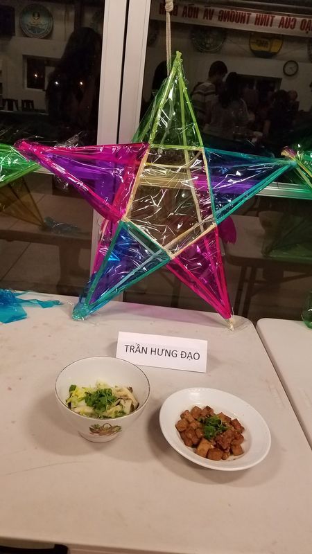 Bàn dự thi của đội Hùng Vương với lồng đèn và món ăn