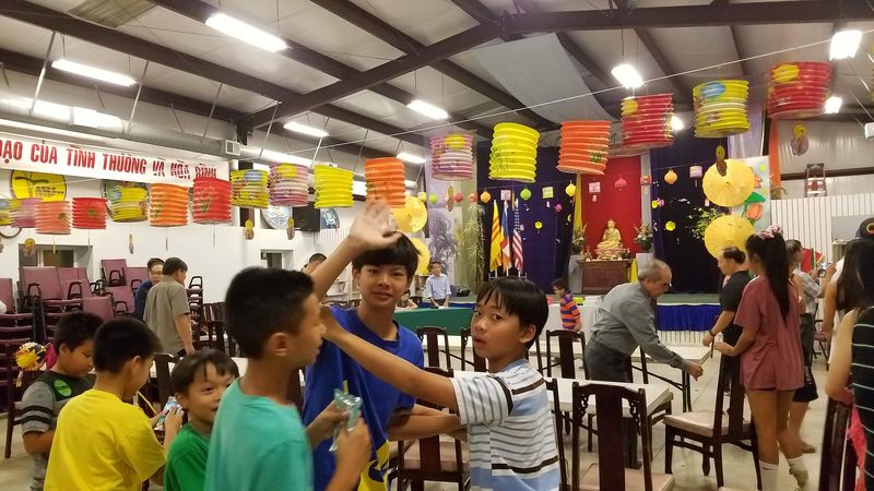 Các em trong hội trường trang trí lồng đèn đêm Trung Thu
