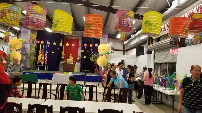 Hội trường Trung Tâm Thích Quảng Đức treo đầy lồng đèn trước giờ rước đèn