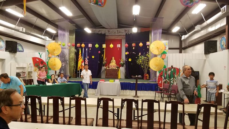 Lồng đèn giấy treo khắp trần hội trường trong đêm Trung Thu