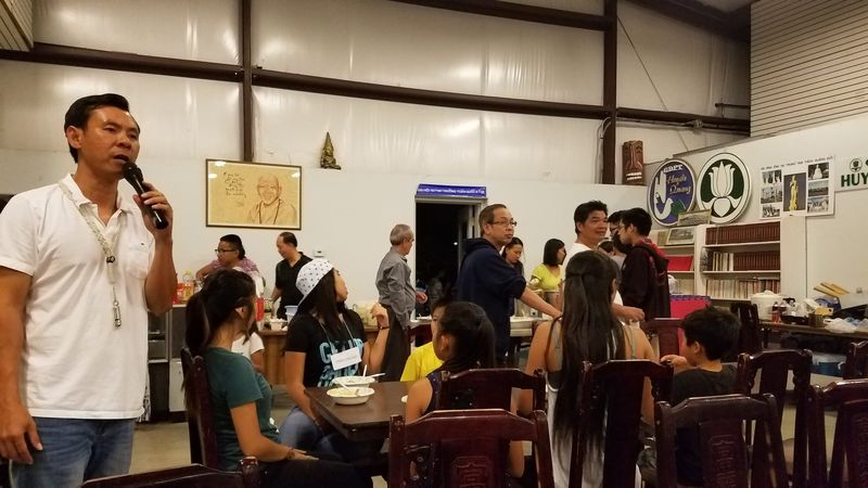 Huynh Trưởng cầm micro giới thiệu tiết mục của các đội trong đêm Trung Thu