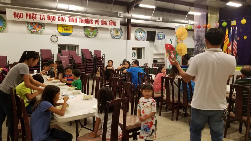 Các em ngồi ăn quanh bàn dài cuối đêm Trung Thu