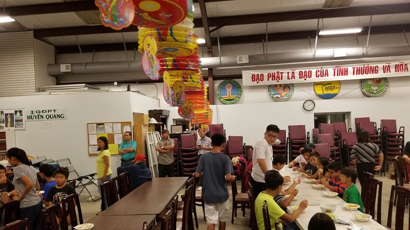 Đoàn sinh và phụ huynh quây quần bên bàn dài cuối đêm Trung Thu