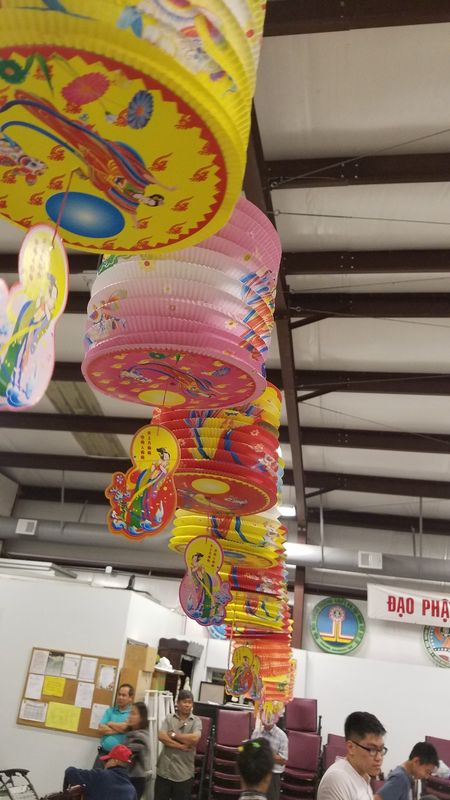 Trần hội trường treo đầy lồng đèn giấy nhiều màu trong đêm Trung Thu